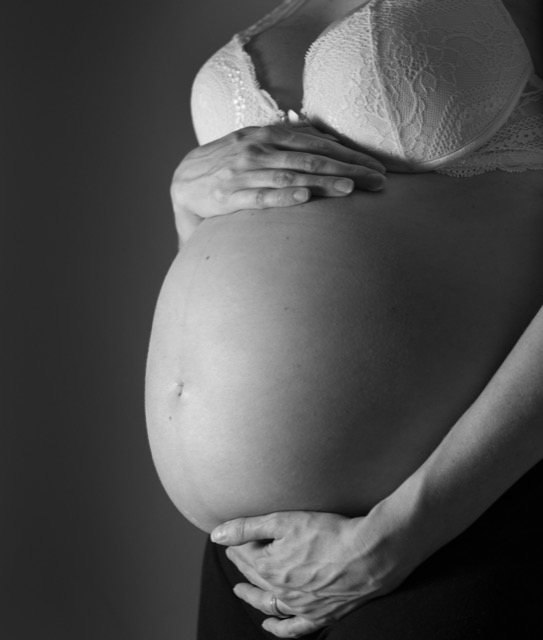 Photograph of a pregnant abdomen in the third trimester